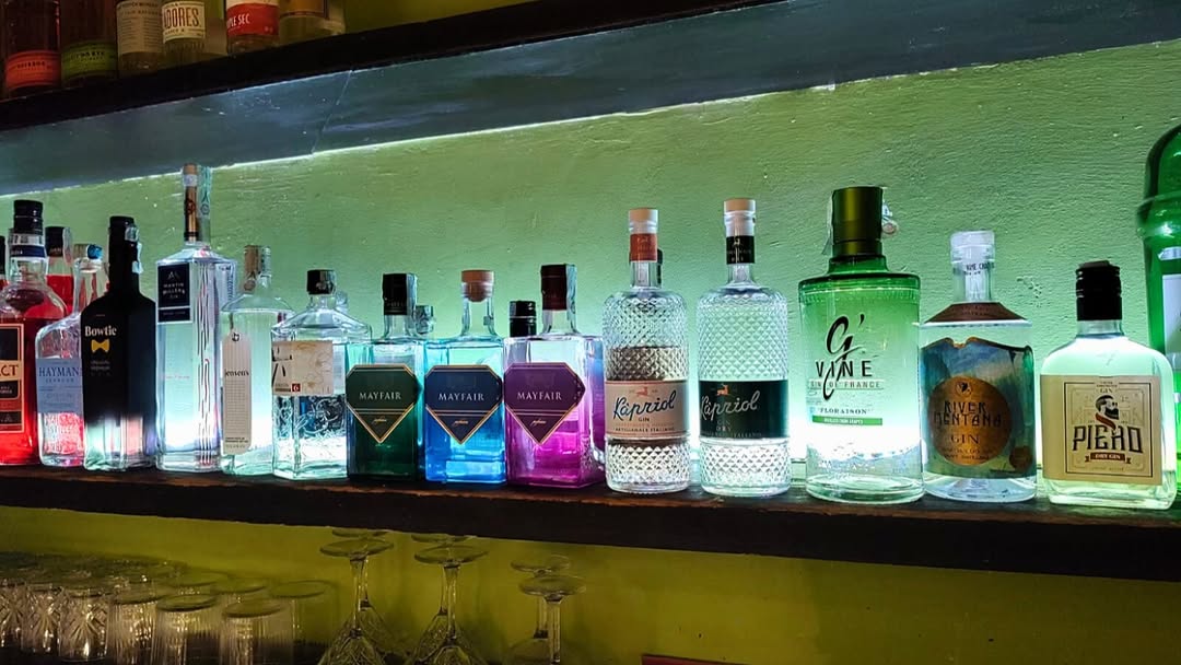 Avete già scelto cosa bere?🍸 #cafferistretto #aperitivobologna #cocktailbologna #bolognacentro #cocktailbarbologna #drinkstagram #mixologyitalia #cocktailitaliani #ginlover #negroni #spritztime #aperi