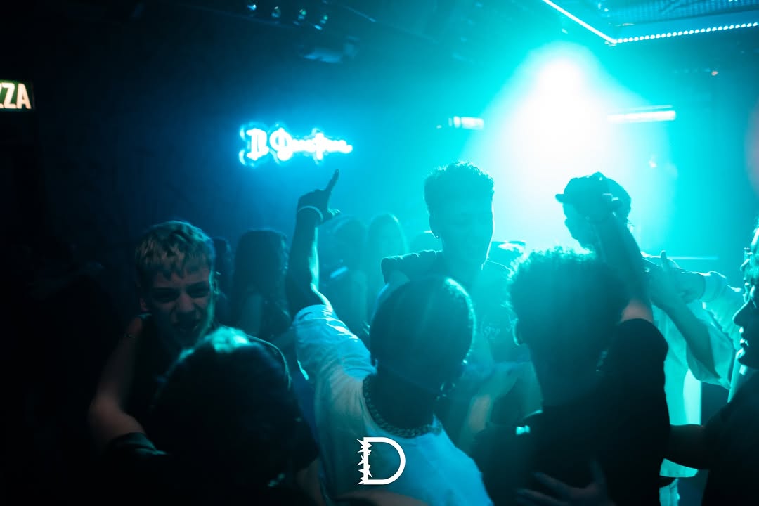 📸 Le foto di sabato 31/01 sono online! Link in bio e nelle storie per l’album completo! ❄️ Taggateci nelle vostre storie! ❤️ Ph. @fre.perez 📆 NEXT DATE: SAB. 21/02 🎭🖤 📍Dama Discoclub, Via Roma 140, Fr
