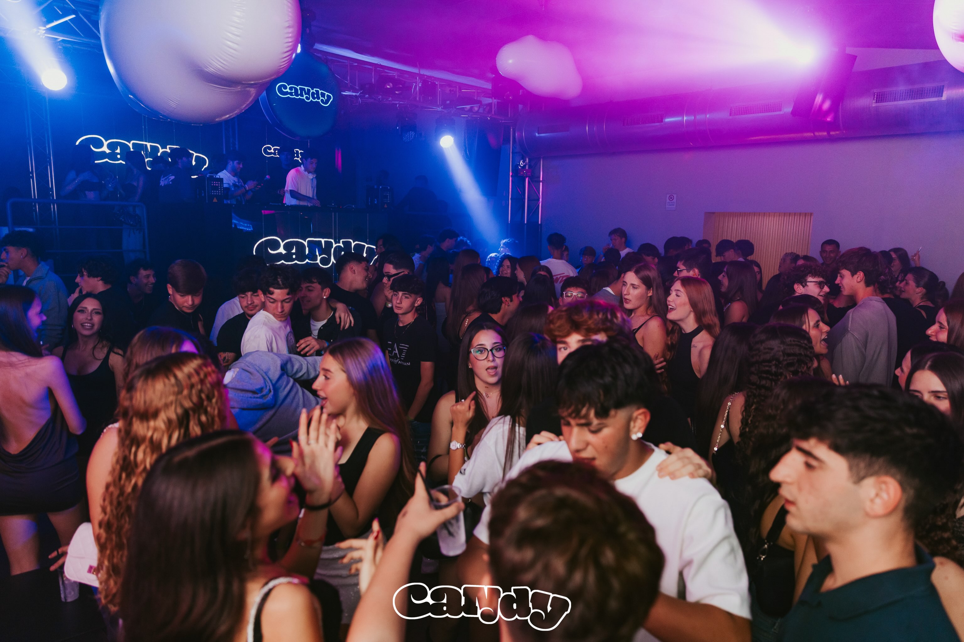 Freakyy.official con Young_hash_ al Qclub Disco